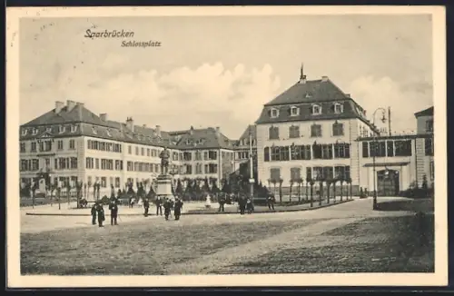 AK Saarbrücken, Schlossplatz mit Denkmal und Gebäuden, Tordurchgang