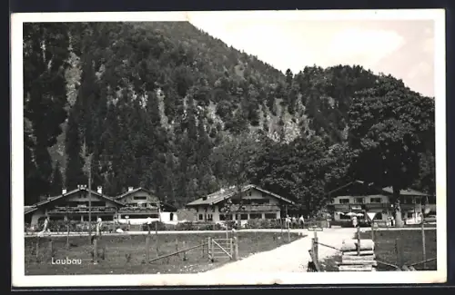 AK Laubau, Ortspanorama mit Bergblick