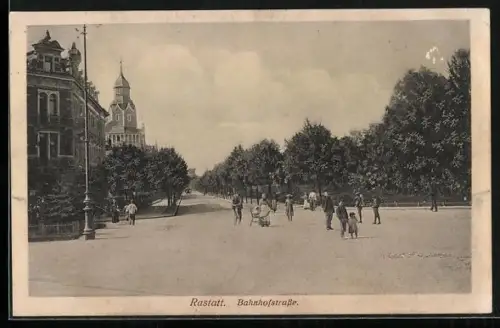 AK Rastatt, Bahnhofstrasse mit Passanten