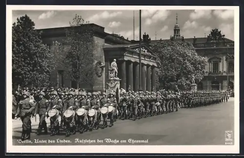 AK Berlin, Unter den Linden, Aufziehen der Wache am Ehrenmal, Marschkapelle