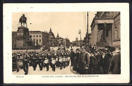 AK Berlin, Unter den Linden, Ablösung der Schlosswache im geprägten Rahmen