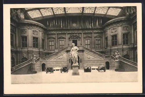 AK Berlin, Zeughaus, Freitreppe im Lichthof mit Statue Borussia