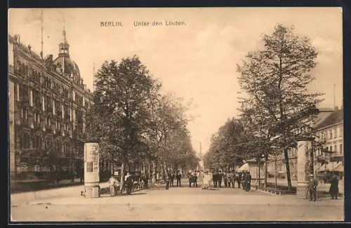 AK Berlin, Strasse Unter den Linden mit Litfasssäulen