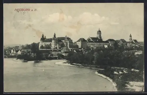 AK Neuburg a. D., Donaupartie mit Stadtansicht