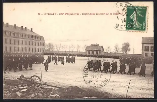 AK Stenay, Défilé dans la cour de la Caserne
