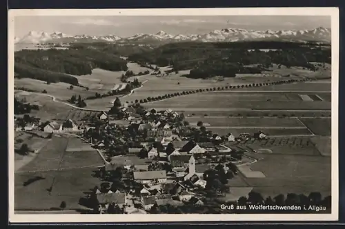 AK Wolfertschwenden i. Allgäu, Teilansicht mit Bergen