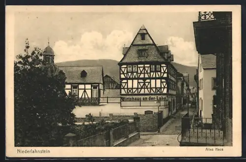AK Niederlahnstein, Altes Haus mit Gasthaus an der Lahn und Kirche