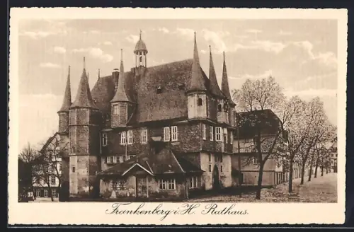 AK Frankenberg i. H., Rathaus mit Strassenpartie