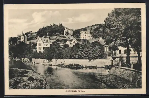 AK Gemünd i. Eifel, Partie am Flussbett, Blick auf die Wohnhäuser