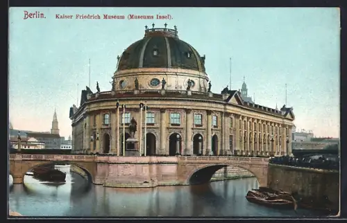 AK Berlin, Museumsinsel, Kaiser Friedrich Museum mit Brücken vom Wasser aus