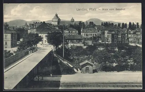 AK Landau /Pfalz, Blick vom Bahnhof, Bahnschienen mit Brücke und Ort