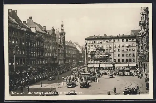 AK München, Marienplatz, während des Glockenspiels, Strassenbahn
