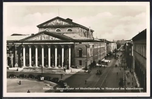AK München, Nationaltheater mit Maximilianstrasse und Strassenbahn, Im Hintergrund das Maximilianeum