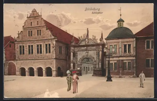 AK Bückeburg, Schlosstor mit angrenzenden Gebäuden