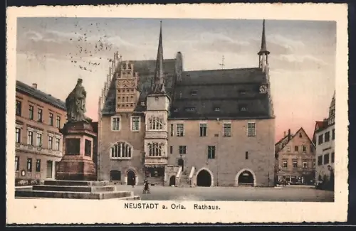 AK Neustadt a. Orla, Rathaus mit Denkmal