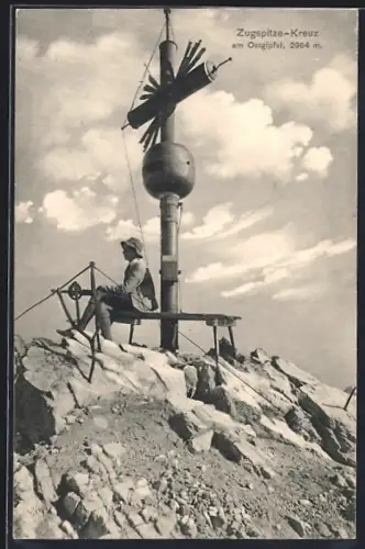 AK Bergsteiger am Gipfelkreuz der Zugspitze
