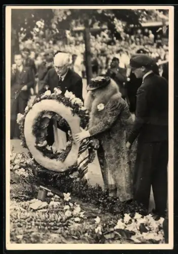 AK Amsterdam, Königin Wilhelmina von den Niederlanden & Bürgermeister F. de Boer legen Kranz nieder zum Befreiungsfest