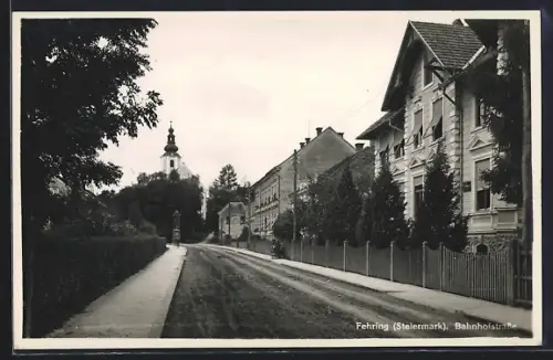 AK Fehring, Häuserzeile in der Bahnhofstrasse, Blick zur Kirche
