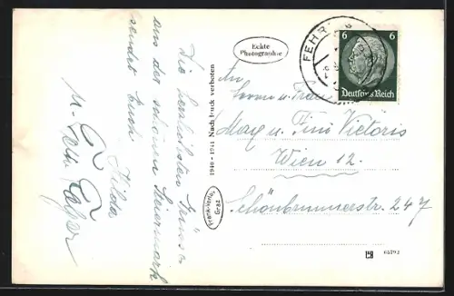 AK Fehring, Häuserzeile in der Bahnhofstrasse, Blick zur Kirche