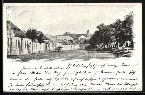 AK Neusiedl a. See, Strassenpartie mit Kirchturm
