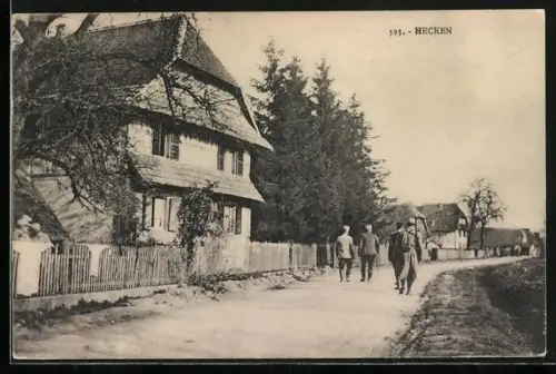 AK Hecken, Strassenpartie mit Villen, Spaziergängern u. Graben
