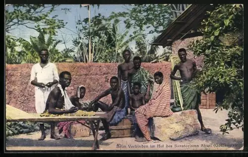 AK Aburi /Goldküste, Beim Verbinden im Hof des Sanatoriums