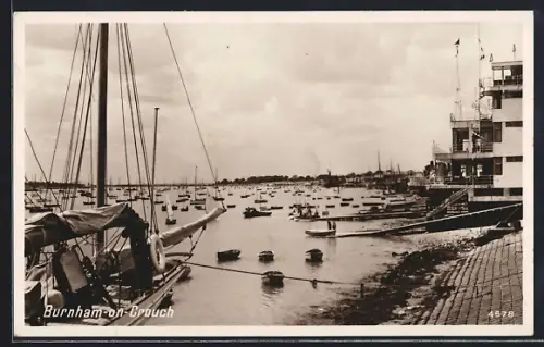 AK Burnham-on-Crouch, Yacht Club with sailboats and rowboats