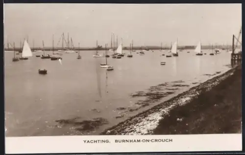AK Burnham-on-Crouch, Shoreline with yachts and sailboats