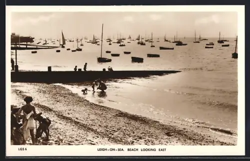 AK Leigh-on-Sea, Beach looking east