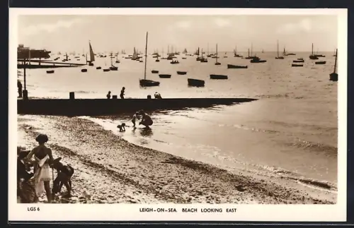 AK Leigh-on-Sea, Beach looking east