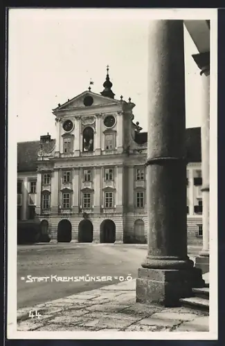 AK Kremsmünster /O. Ö., Stift mit Strassenpartie