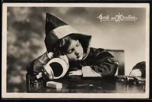 AK Münchner Kindl schläft auf Bierkrug ein