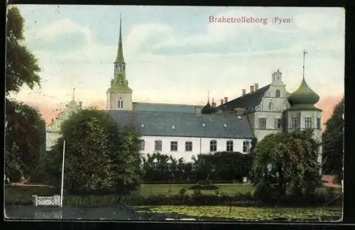 AK Brahetrolleburg /Fyen, Ansicht vom Wasser, mit Kirche