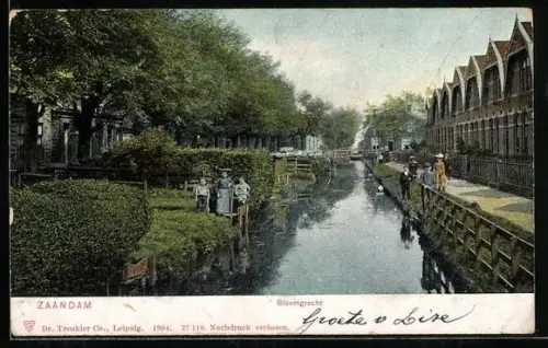AK Zaandam, Bloemgracht, Blick die Gracht hinunter mit Häuserreihen am Ufer