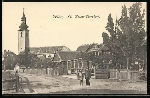 AK Wien, Kaiser-Ebersdorf, Strassenpartie mit Blick zur Kirche
