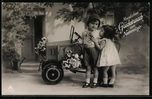 AK Kinderpaar vor Spielzeugauto, Glückwunsch zum Namenstag