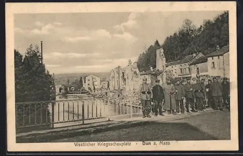 AK Dun a. Maas, Soldaten vor zerstörten Gebäuden