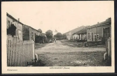 AK Levoncourt /Meuse, Vue du village avec route principale et maisons rurales