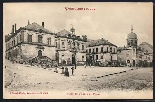AK Vaucouleurs /Meuse, Place de l`Hôtel de Ville avec bâtiments historiques