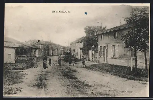 AK Nettancourt, Scène de rue animée avec habitants et maisons anciennes