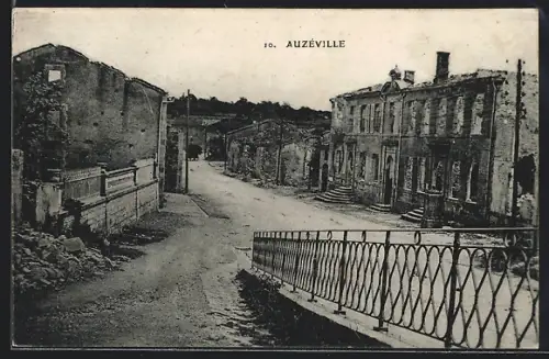 AK Auzéville, Vue de la rue principale avec bâtiments en pierre et pont en fer forgé