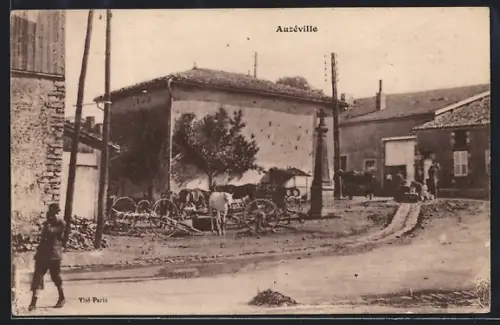 AK Auzéville, Scène rurale avec chevaux et chariots devant des bâtiments anciens