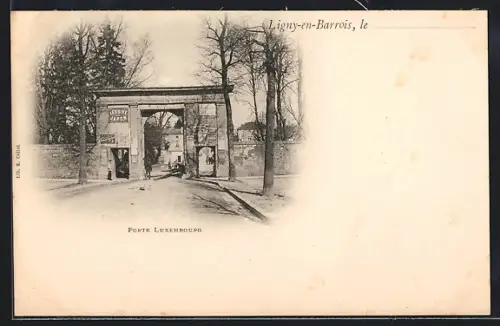 AK Ligny-en-Barrois, Porte Luxembourg vue de la rue avec arbres et passants