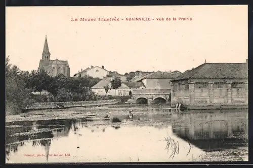 AK Abainville, Vue de la Prairie avec église et rivière