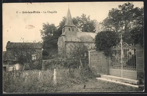 AK Iré-les-Prés /La Chapelle, Vue de l`église et du portail orné de végétation
