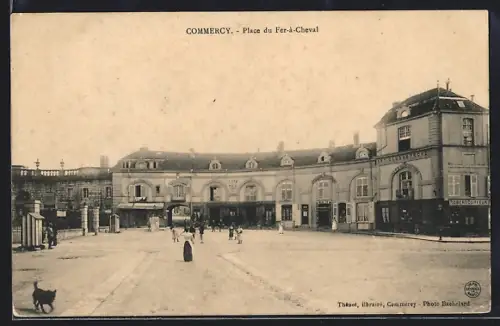 AK Commercy, Place du Fer-à-Cheval avec passants et bâtiments historiques