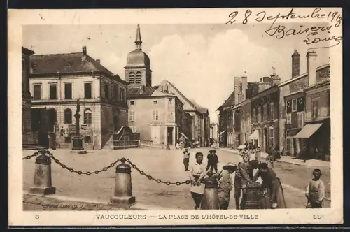 AK Vaucouleurs, La Place de l`Hôtel-de-Ville avec des enfants jouant et des bâtiments historiques