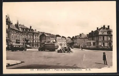 AK Montmédy, Place de la Sous Préfecture avec voitures et bâtiments historiques