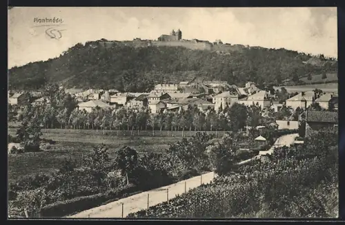 AK Montmédy, Vue sur la ville avec la colline et les fortifications en arrière-plan