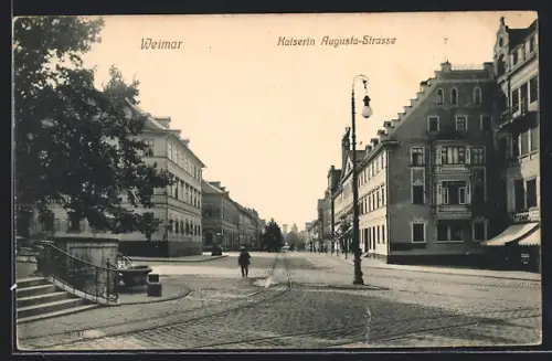 AK Weimar / Thüringen, Kaiserin Augusta-Strasse mit Brunnen